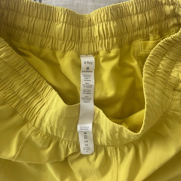 Lululemon Hotty Hot shorts 2.5” - Picture 2 of 4